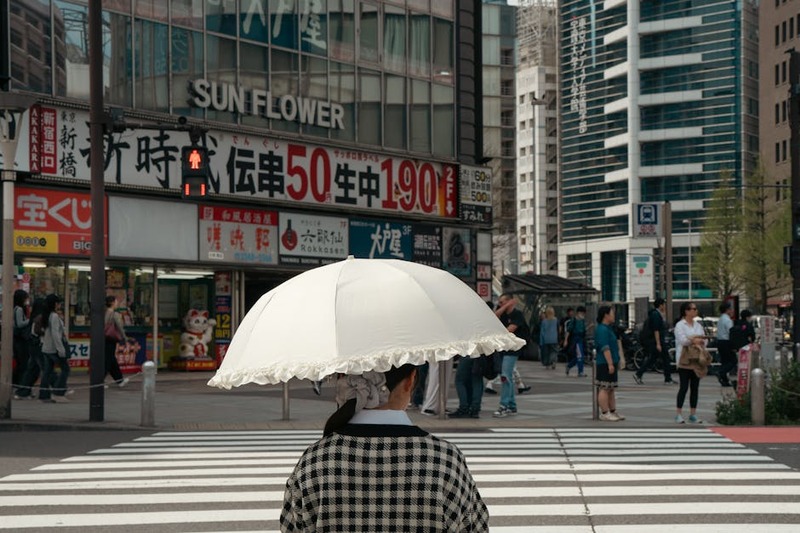 Rechercheur Akiro staart naar een neonverlichte, regenachtige straat in futuristisch Tokyo, met reflecties van digitale symbolen.