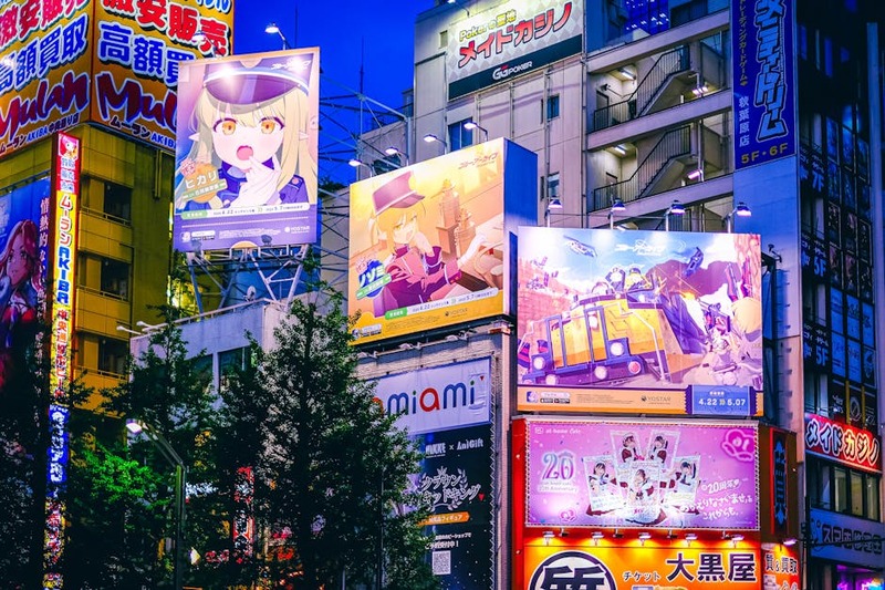 Een collage van verschillende anime-scènes van het Lente 2026 seizoen, inclusief fantasy, sci-fi en slice-of-life elementen.
