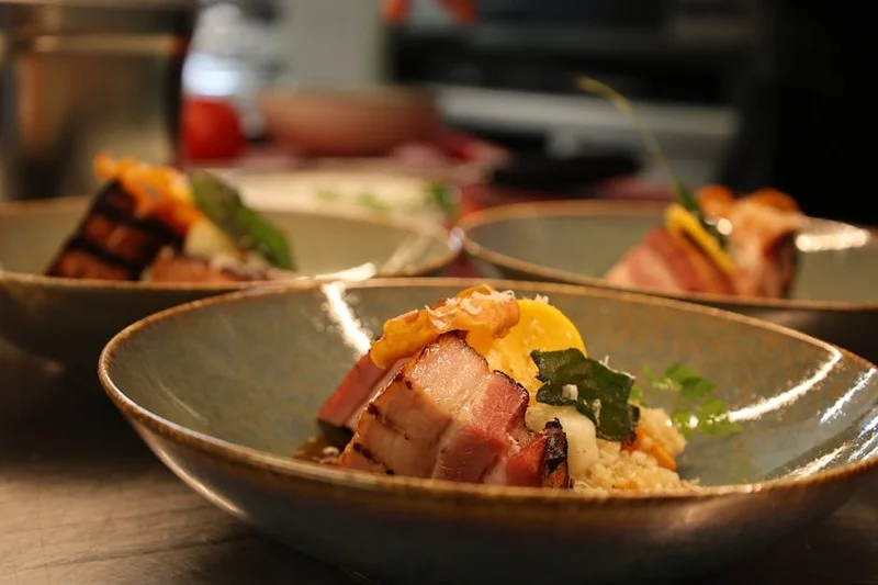 Langzaam gegaard varkensvlees van het Groninger weidevarken met spelt risotto en gefermenteerde appel