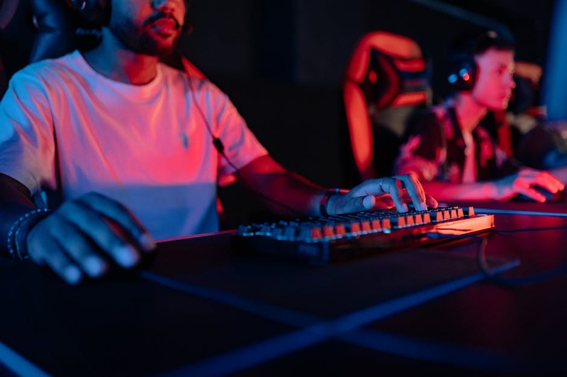 Een close-up van een futuristische gaming muis met RGB-verlichting op een gaming muismat.