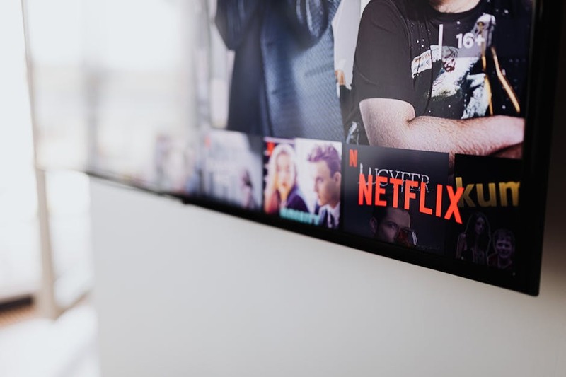 Een verzameling logo's van diverse anime streamingdiensten zoals Crunchyroll, Netflix, HIDIVE, Disney+, en Amazon Prime Video.