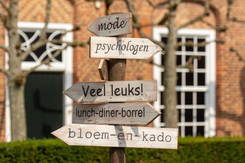 Gothic fantasy wereld van Verloren Echo's met een speler die een vervallen kasteel verkent onder een bloedrode maan.