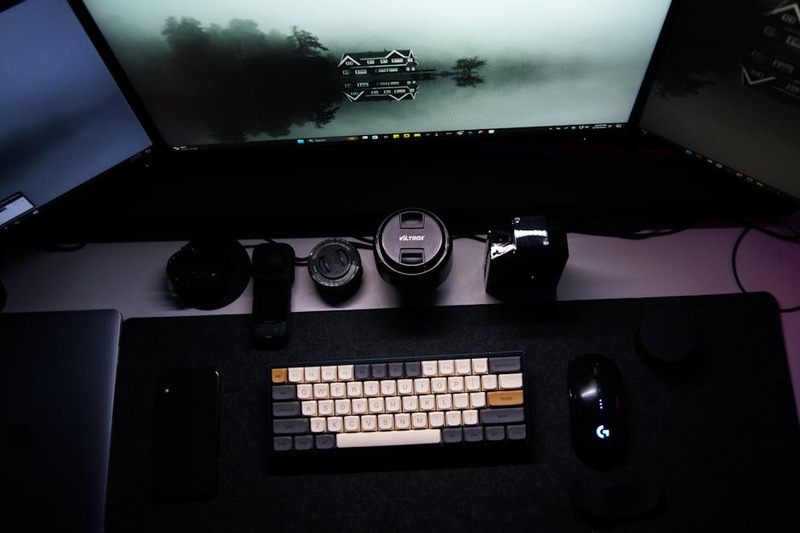 Een strakke witte Logitech G Pro X Superlight 3 gaming muis met minimale knoppen en een lichtgewicht ontwerp.