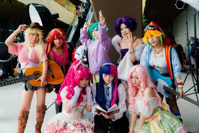 Een groep van diverse anime karakters die de veelzijdigheid van het genre vertegenwoordigen