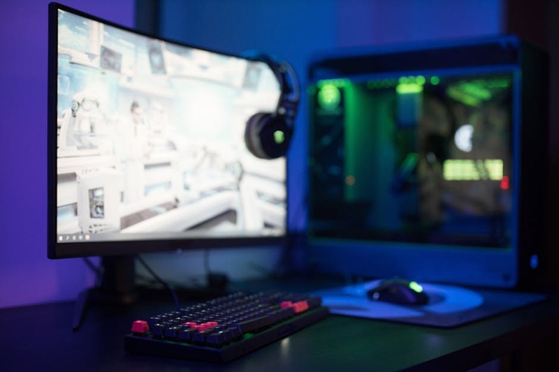 Een complete high-end gaming setup met een monitor, gaming muis, mechanisch toetsenbord en RGB-verlichting.