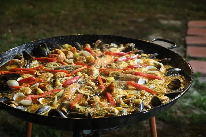 Authentieke Paella Valenciana met zeevruchten en vlees
