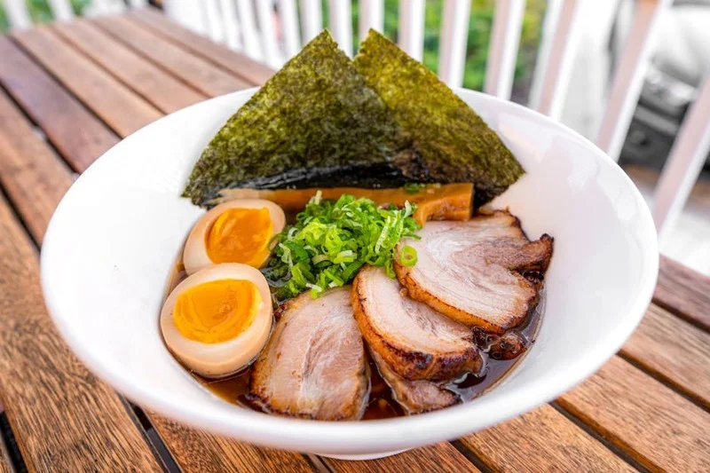 Authentieke Tonkotsu Ramen met chashu, ei en lente-ui