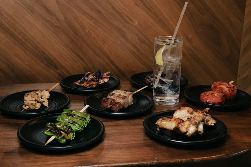 Diversiteit aan Izakaya gerechten zoals yakitori, takoyaki en karaage