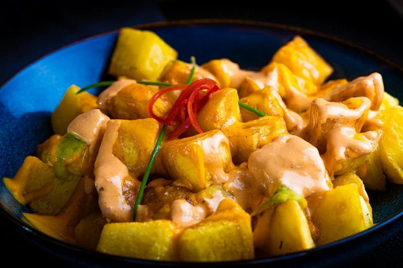 Knapperige Patatas Bravas met bravassaus en aioli