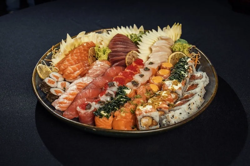 Prachtig gepresenteerd sushi en sashimi plateau