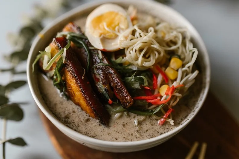 Close-up van een dampende, pittige Miso Ramen met toppings