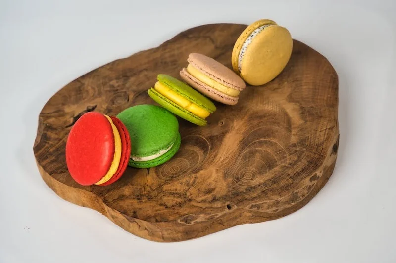 Een prachtig gerangschikte geschenkdoos met diverse macarons, perfect voor een speciale gelegenheid