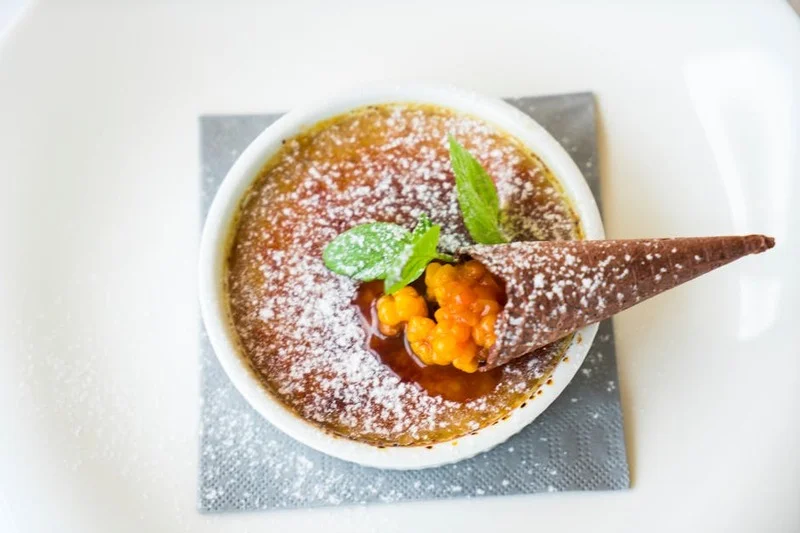 Klassieke Crema Catalana met gekarameliseerde suikerlaag