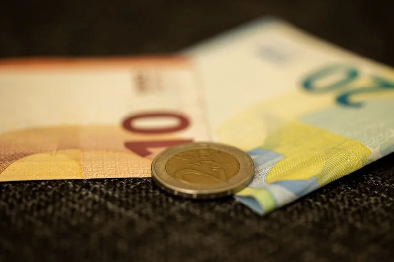 Japanse Yen biljetten en munten op een houten tafel